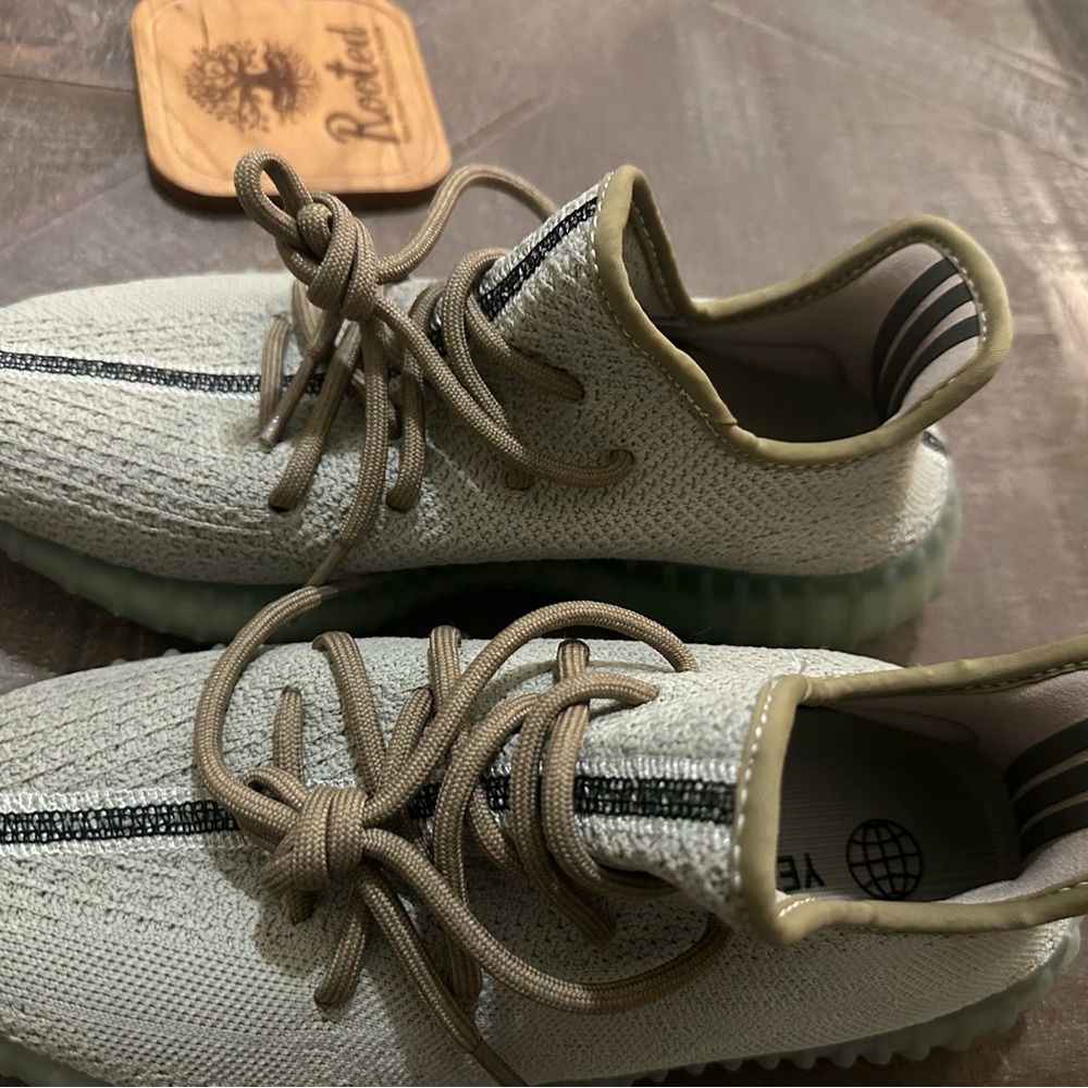 Yeezy Boost - Picture 2 of 3